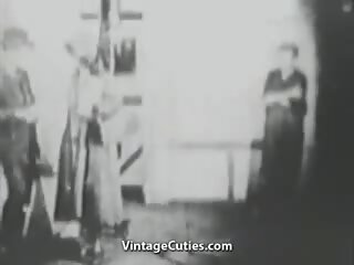 Painter pavedina un fucks a viens jauns sieviete (1920s vintāža)