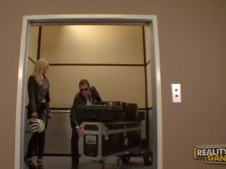 Amaterke čudovito blondinke prasica tem fafanje in dobi zajebal na na dvigalo