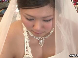 Fascinerende unge hunn i en bryllup kjole