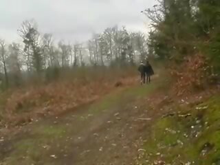 Dark-haired ranskalainen nuori nainen saa an vanha keikari mulkku sisään hänen kusipää