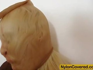 Slecht blondine distorted nylon masker gezicht
