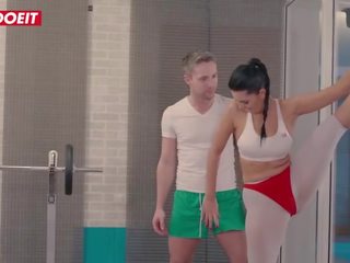 Letsdoeit - rondborstig femme fatale weet sportschool seks film is de beste training