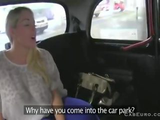 Krūtainas blondīne ar liels pakaļa fucked par kapuce par parking