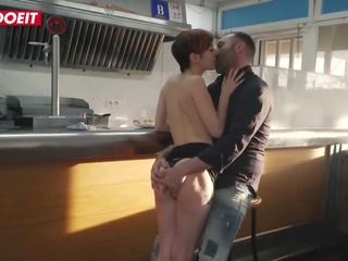 Steak och avsugning dag specials i en offentlig spanska restaurang xxx filma filmer