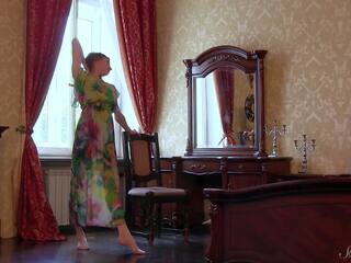 長 連衣裙 deity annett admires 該 鏡子 和 姿勢 裸體 在 床!