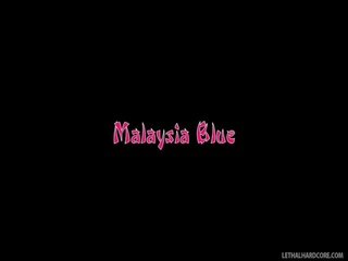 이국적인 말레이시아 푸른 undresses 과 위치 상 그만큼 소파