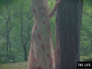 Kurus kering wanita mengongkek dirinya keras dalam yang hutan seks video filem