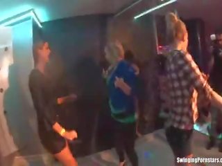 Troia ragazze ballo erotically in un club