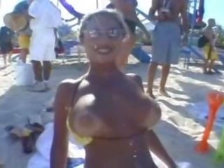 حار لاعب كمال اجسام كتكوت في ال شاطئ علبة جعل لها حلمات الثدي jump