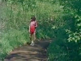 Adoleshent vajzë masturbim në the natyrë