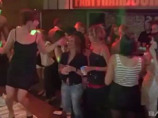 Nachtclub blondie zuigen en neuken mannetje strippers