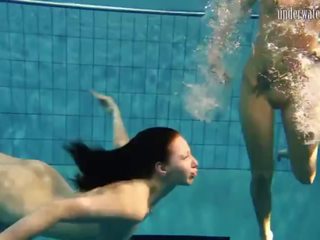 Gadis andrea dan monica pengupasan satu lain di bawah air