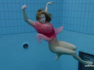 Silvie, en euro tenåring, showcasing henne svømming prowess