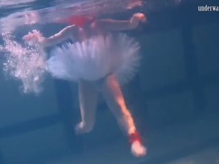 Bulava lozhkova med en röd tie och kjol underwater