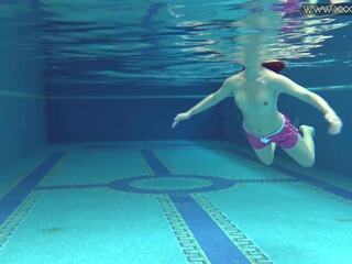 Δημόσιο rented κολυμπώντας πισίνα για εσείς striplings με μωρό dee