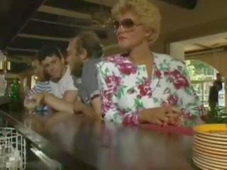 Sexy zonjë ka një qij në një bar