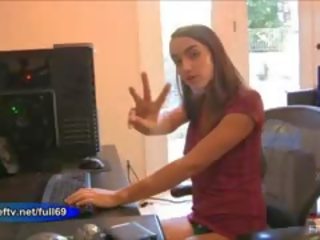 Jeri _ amatööri gamer tyttö masturboimassa kanssa a mouse