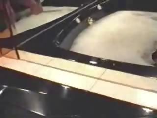 Amateur spelen koppel neuken in een bubbelbad