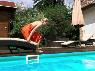 स्विम्मिंग पूल outstanding erotics साथ mimi cica कपड़े पहने ऊपर