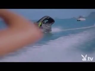 Nu filles faire fou stunts à mer!