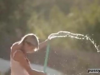 Ung tonårs spelar med vatten kitslig fittor