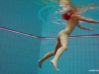 Deniska swell brunett teenie stor tuttarna simning